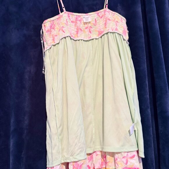 This is a very pretty floral dress - Picture 2 of 5